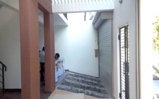 Three storied luxury building for lease in Rathmalana